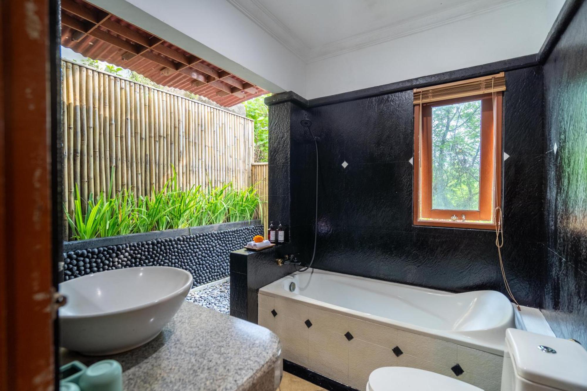 Kamayana, Peaceful & Quiet 6Br Villa With Huge Pool And Tropical Garden Canggu  Exterior photo