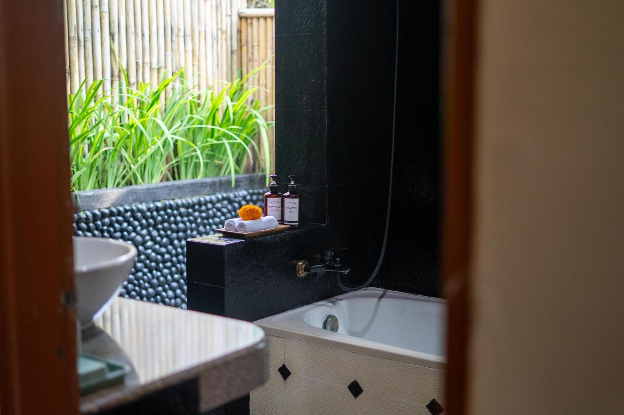 Kamayana, Peaceful & Quiet 6Br Villa With Huge Pool And Tropical Garden Canggu  Exterior photo